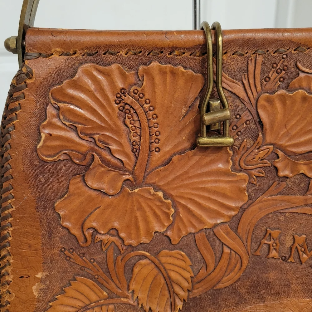 VINTAGE LEATHER HAND TOOLED PURSE WITH SUEDE INTERIOR. BRASS HARDWARE - Picture 9 of 15
